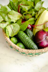 rau xanh và quả tươi luôn chiếm vị trí quan trọng trong thực đơn cho người tiểu đường